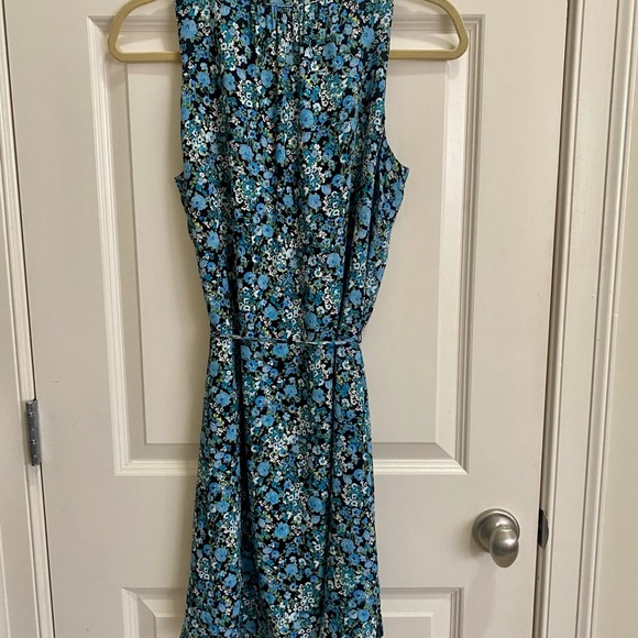 LOFT sleeveless floral dress with tie waist. Size Medium - Picture 3 of 5